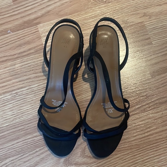 H&M strapped black velvet heels - Picture 2 of 4